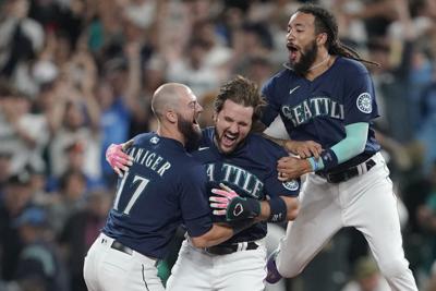 Yankees keep rolling with walk-off win over Mariners