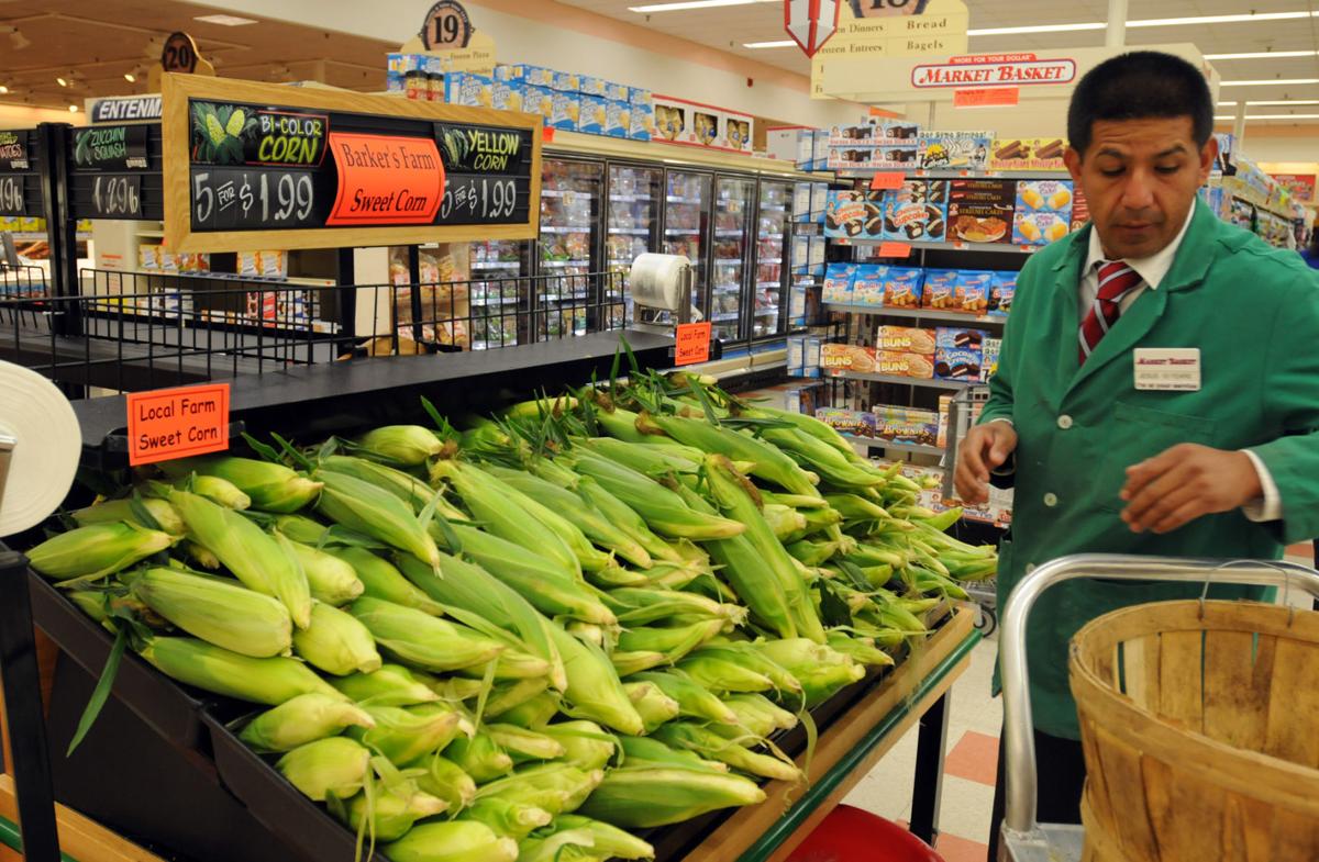 Local Shoppers Buy Vegetables Editorial Photo - Image of green