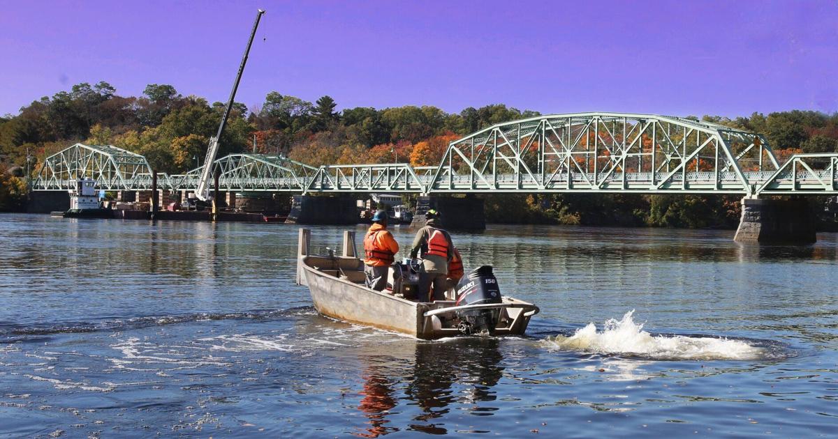 Rocks Village Bridge signs nearly complete | News | eagletribune.com