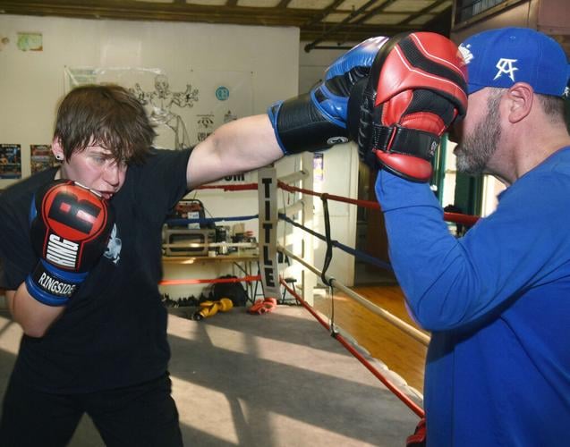 Boxing coach holds pads for 500 rounds to break world record 