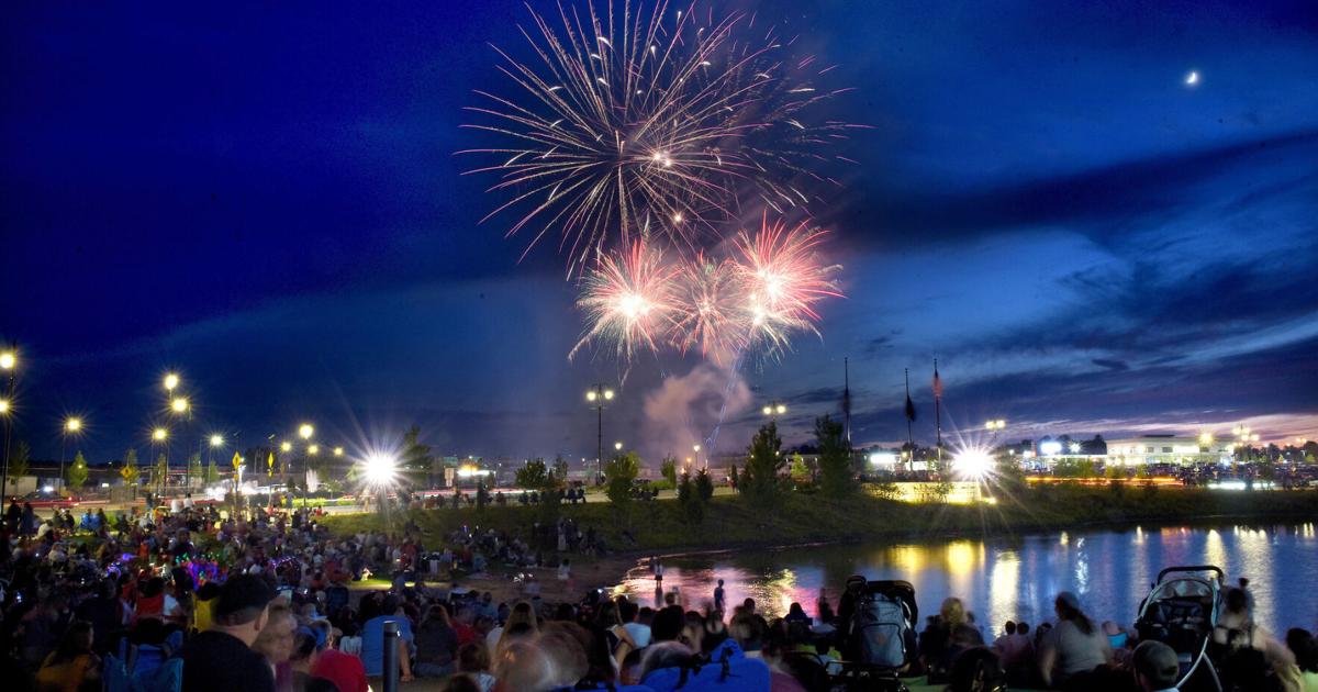 Hundreds show up for Salem Independence Day fireworks New Hampshire Hundreds show up for Salem Independence Day fireworks New Hampshire