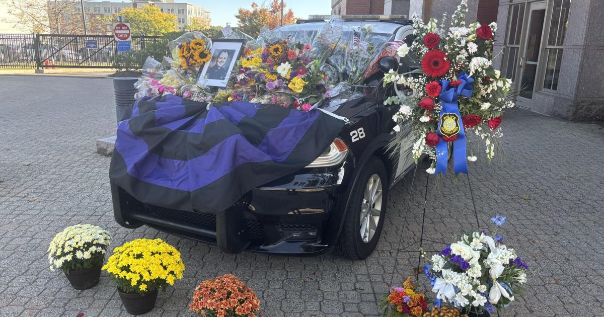 Candlelight vigil, memorials honor fallen Haverhill officer | Haverhill