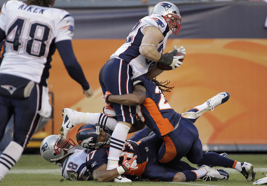 New England Patriots tight end Aaron Hernandez (81) dives into the