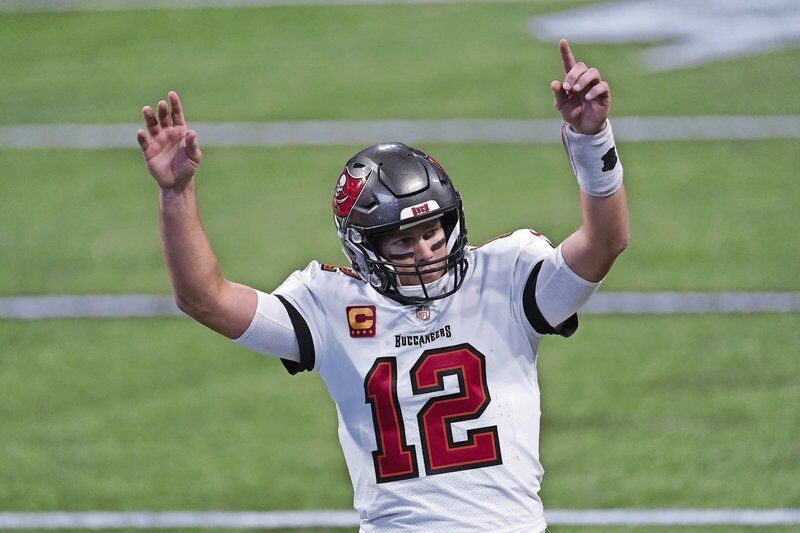 Cameron Brate Says Tom Brady Made 'a Great Throw' on Trophy Toss