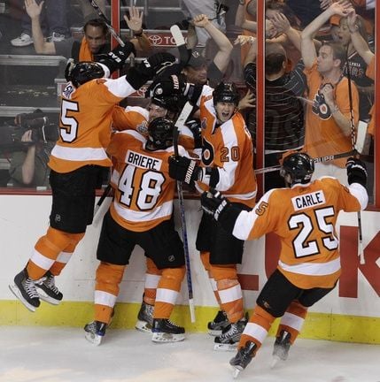 Claude Giroux scores in OT, Flyers beat Penguins in Stadium Series