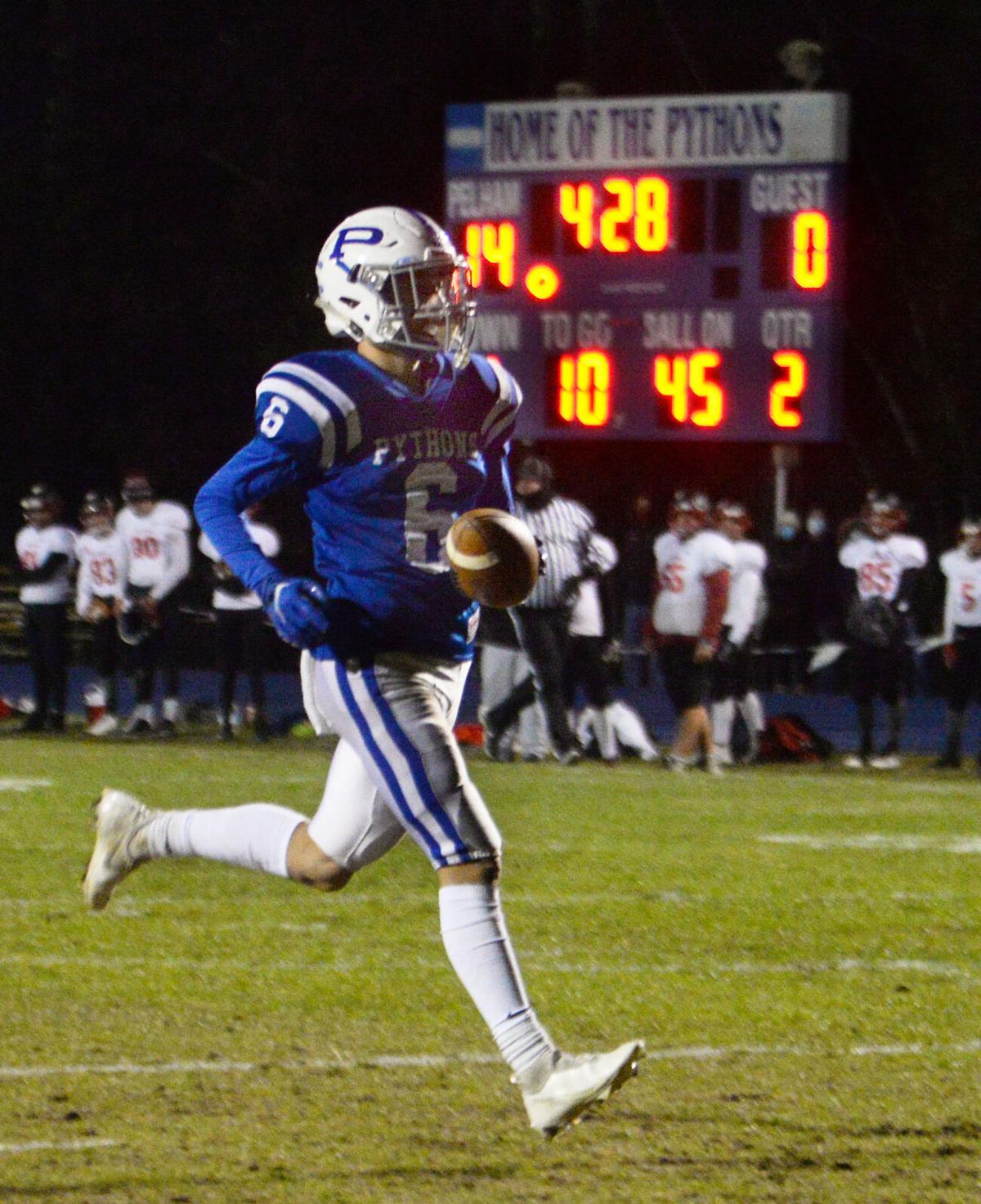 201102_ET_CRU_PELHAMfootball_10.jpg