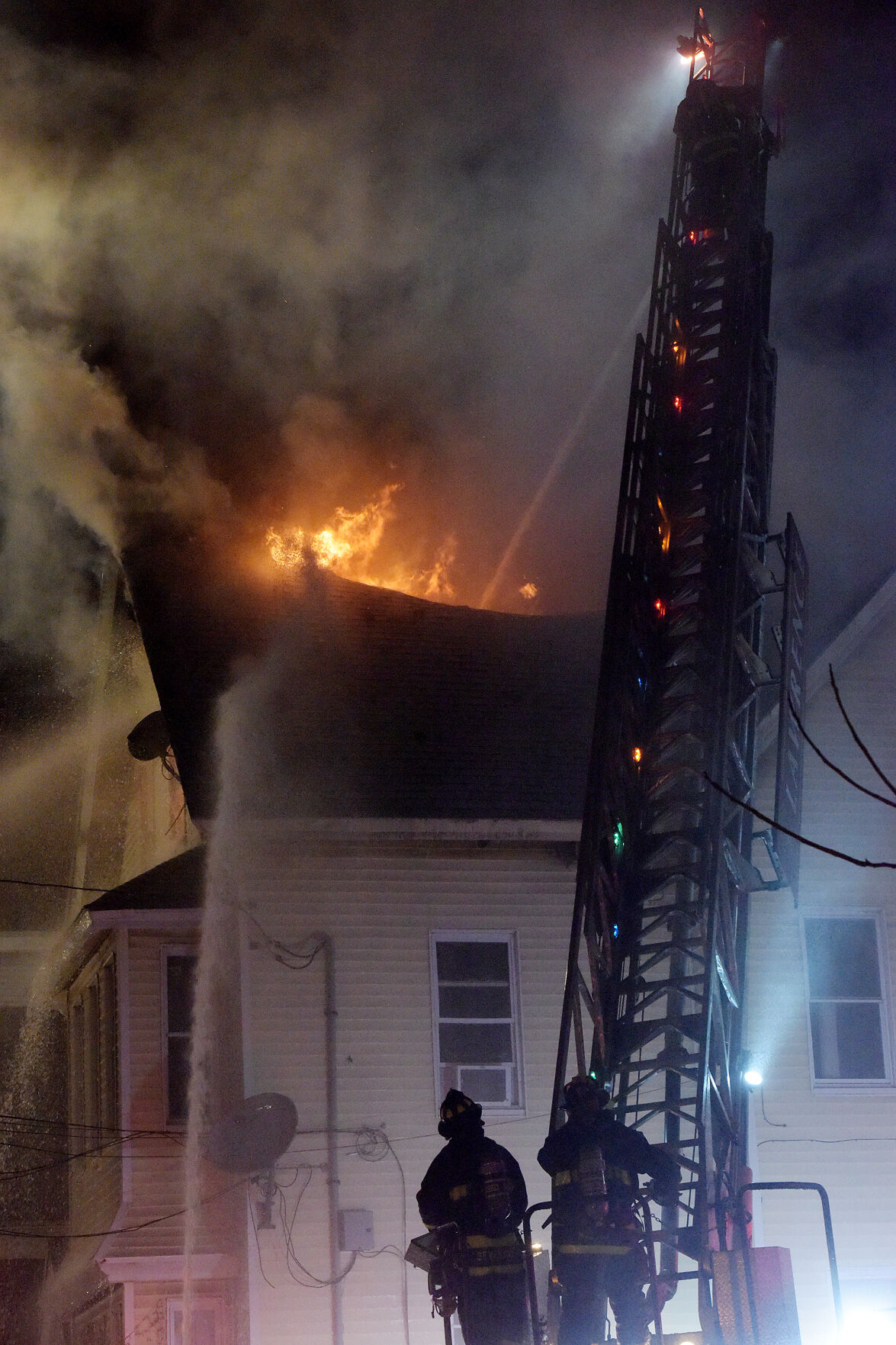 210404_ET_TJE_BIG_FIRE_05.jpg