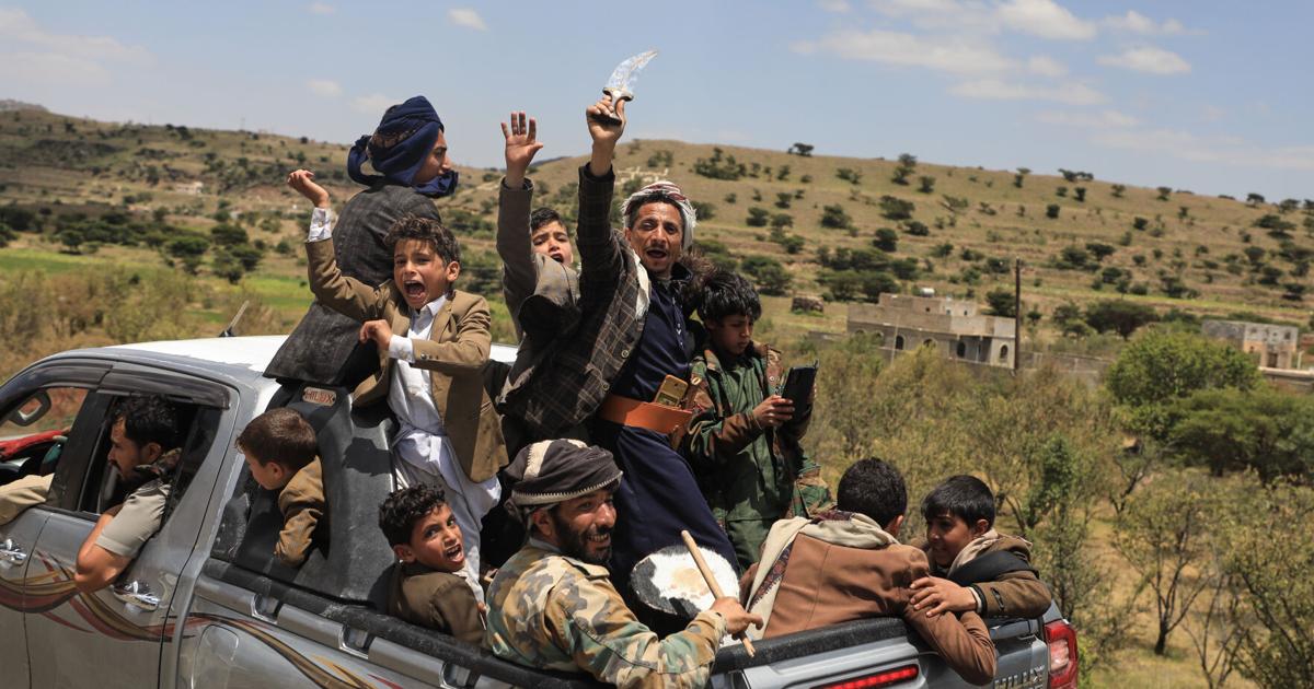 Fighting in Yemen intensifies as Houthis launch more attacks on Saudi Arabia; government forces strike back along Red Sea coast