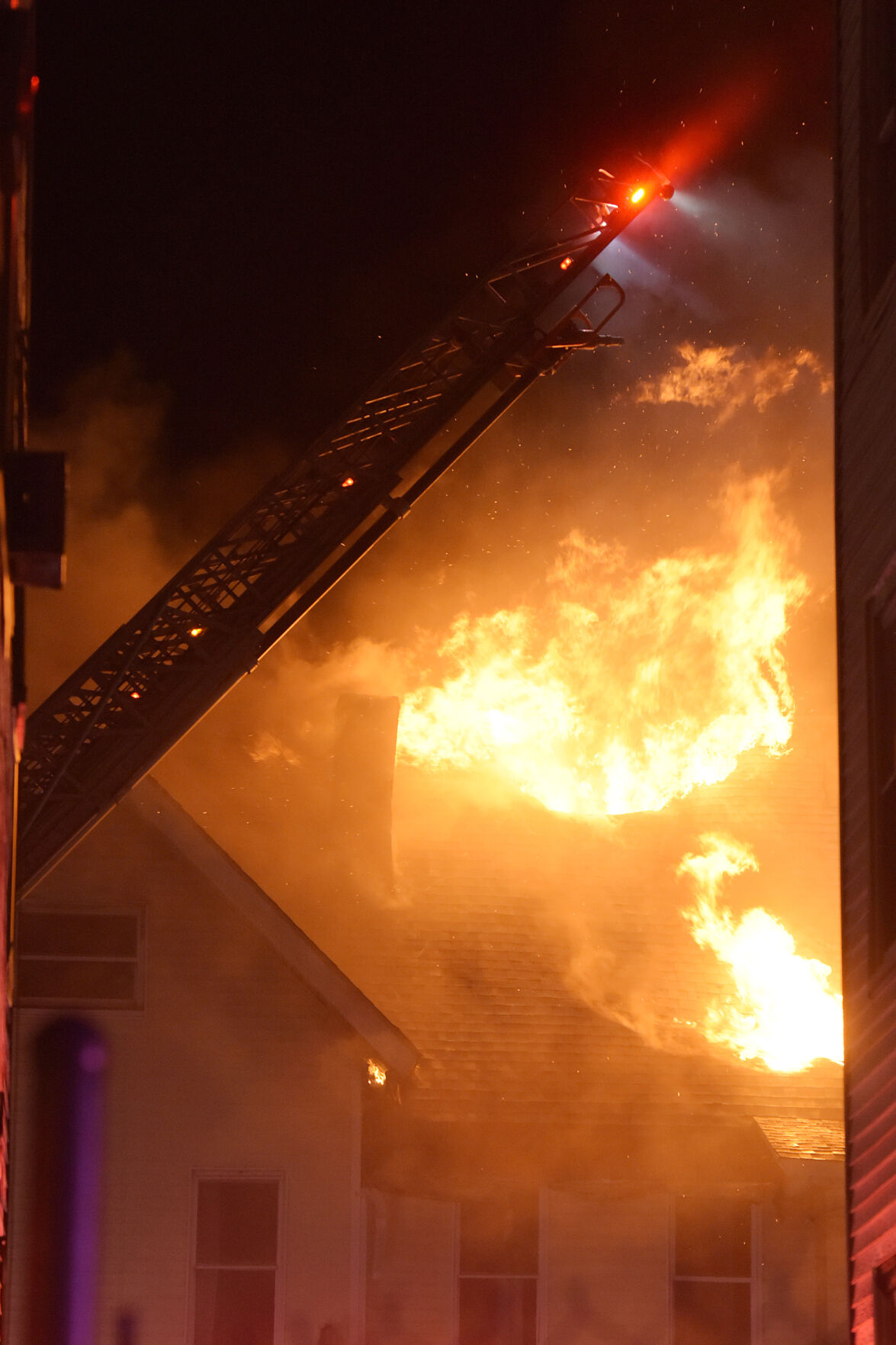 210404_ET_TJE_BIG_FIRE_12.jpg