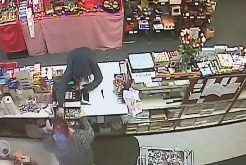 Masked Man With Knife Robs Salem Candy Store New Hampshire Eagletribune Com