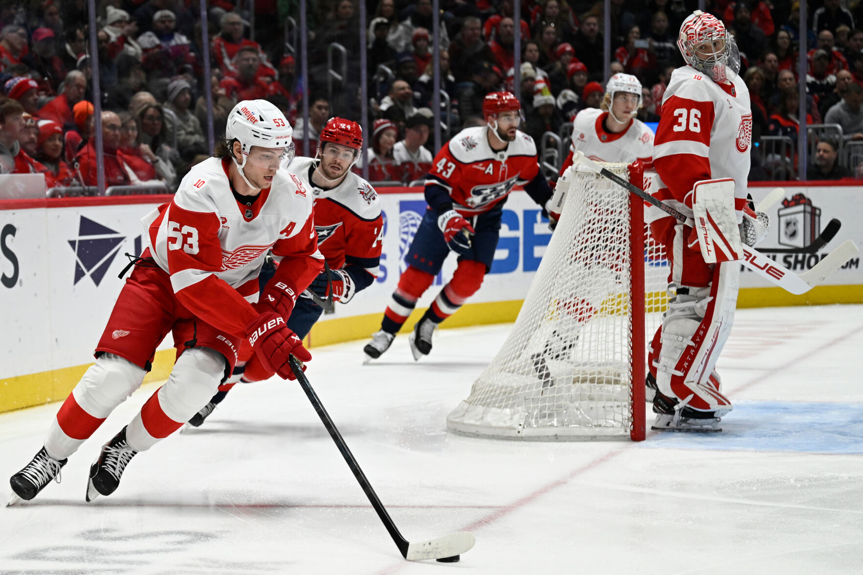 Detroit stays hot, beats Capitals 5-2 to maintain Atlantic lead