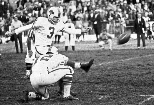 Former San Diego Chargers player Lance Alworth speaks during a