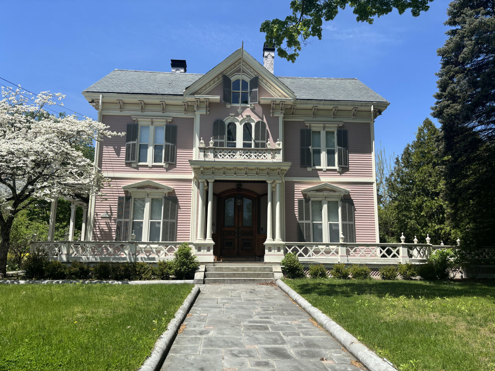 Residents ask Preservation Commission to save the 'Pink House