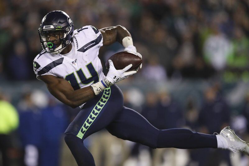 Seattle trades Deion Branch to New England for a 4th-round pick 