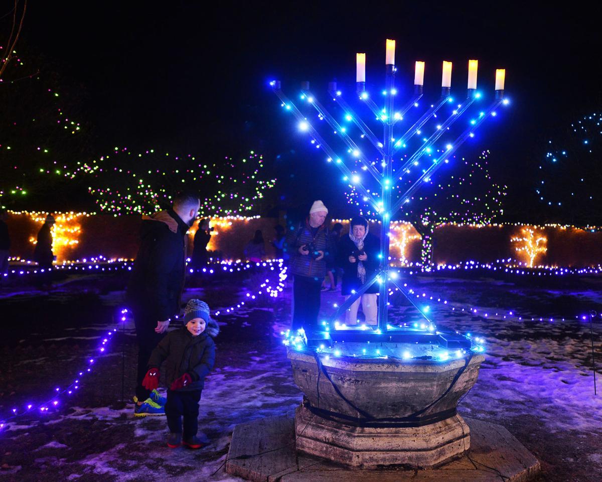 Slideshow Trustees Winterlights At Stevens Coolidge Place