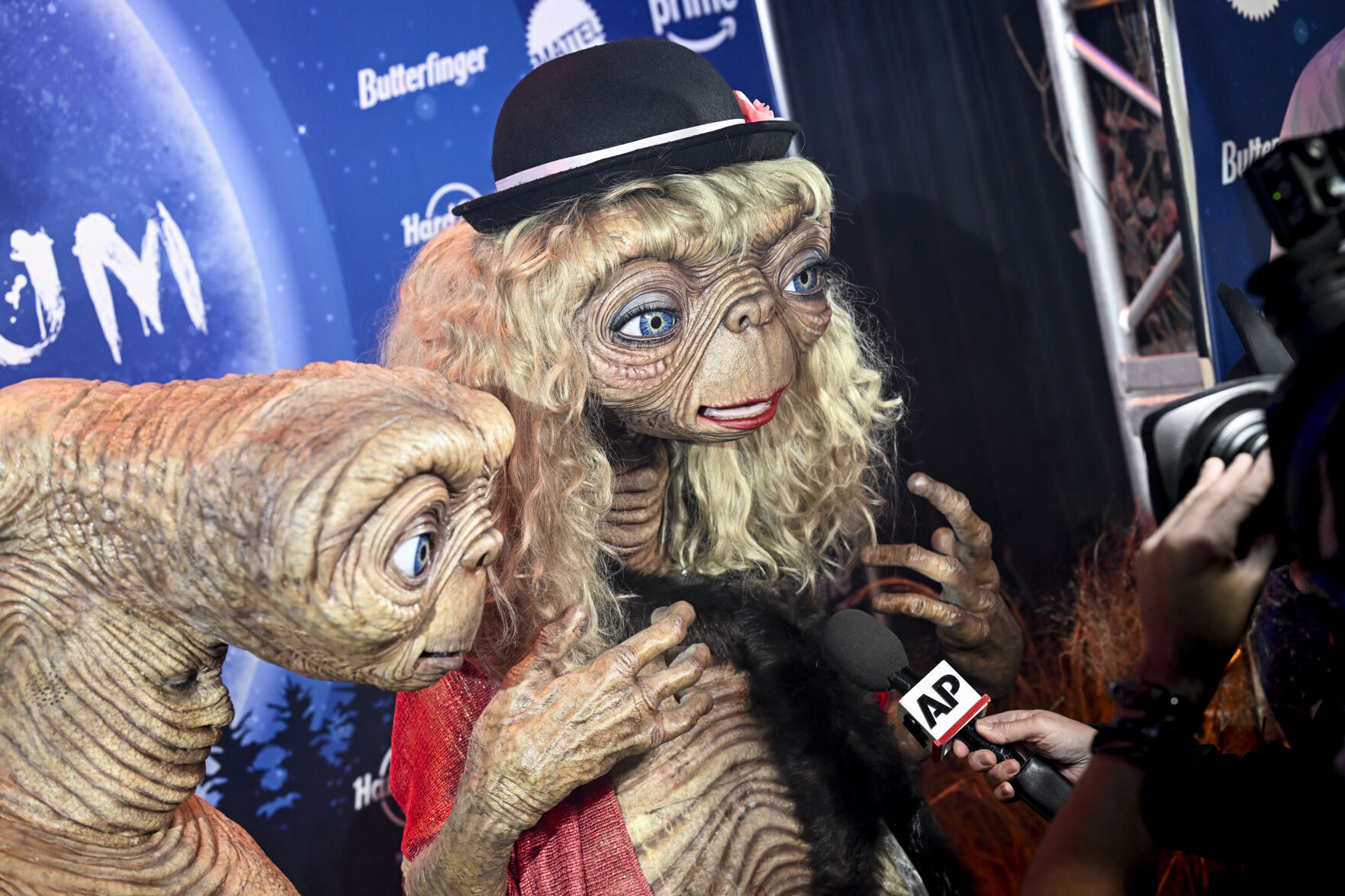 Heidi Klum And Janelle Monáe Wear Elaborate E.T. Costumes For Their ...