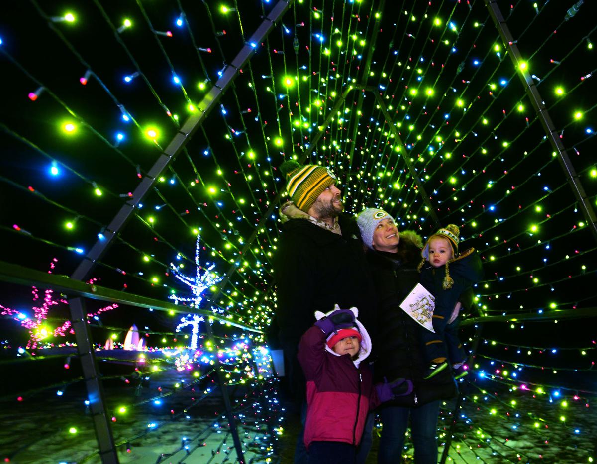 Slideshow Trustees Winterlights At Stevens Coolidge Place