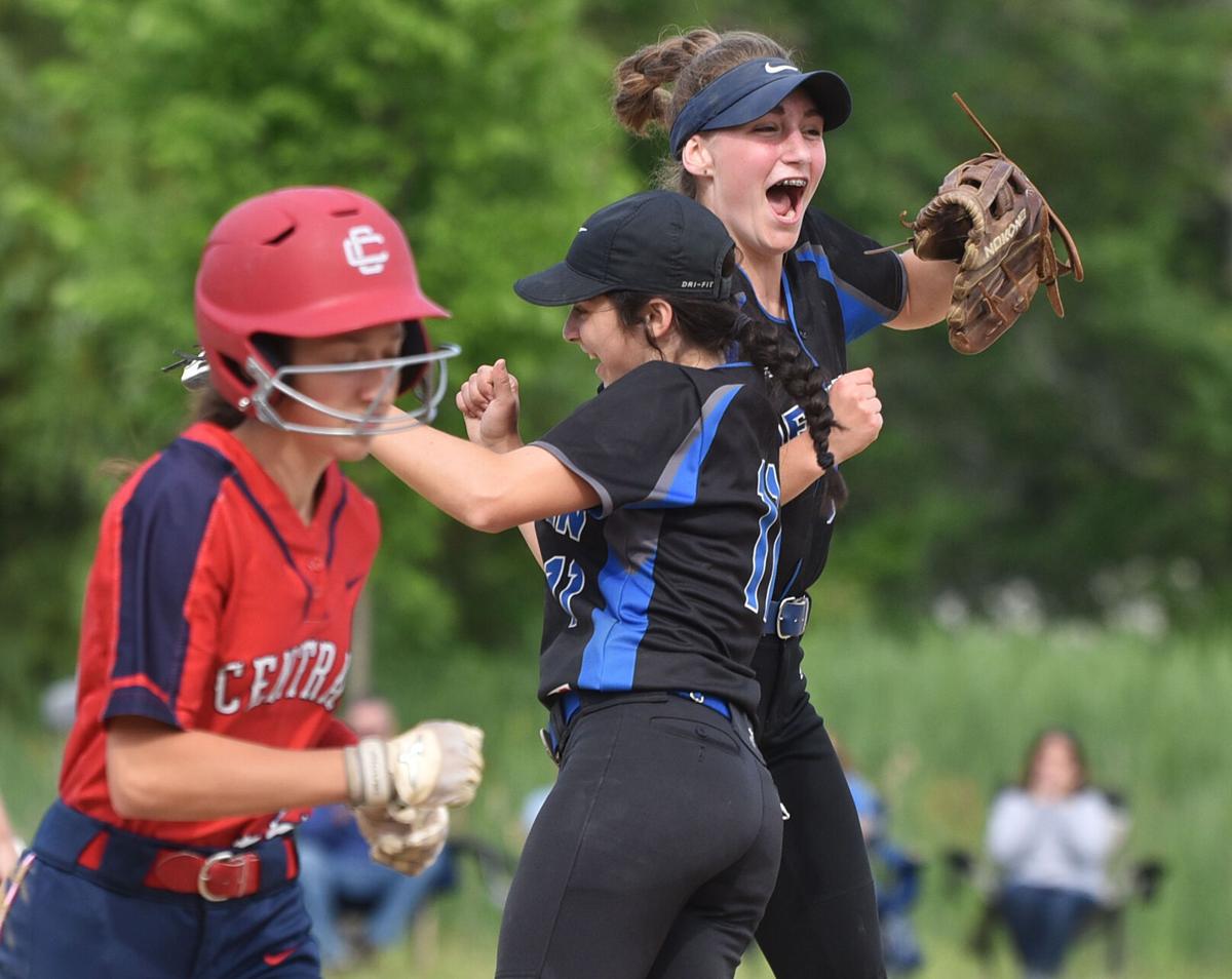 210610_ET_CRU_SOFTBALL_5.jpg