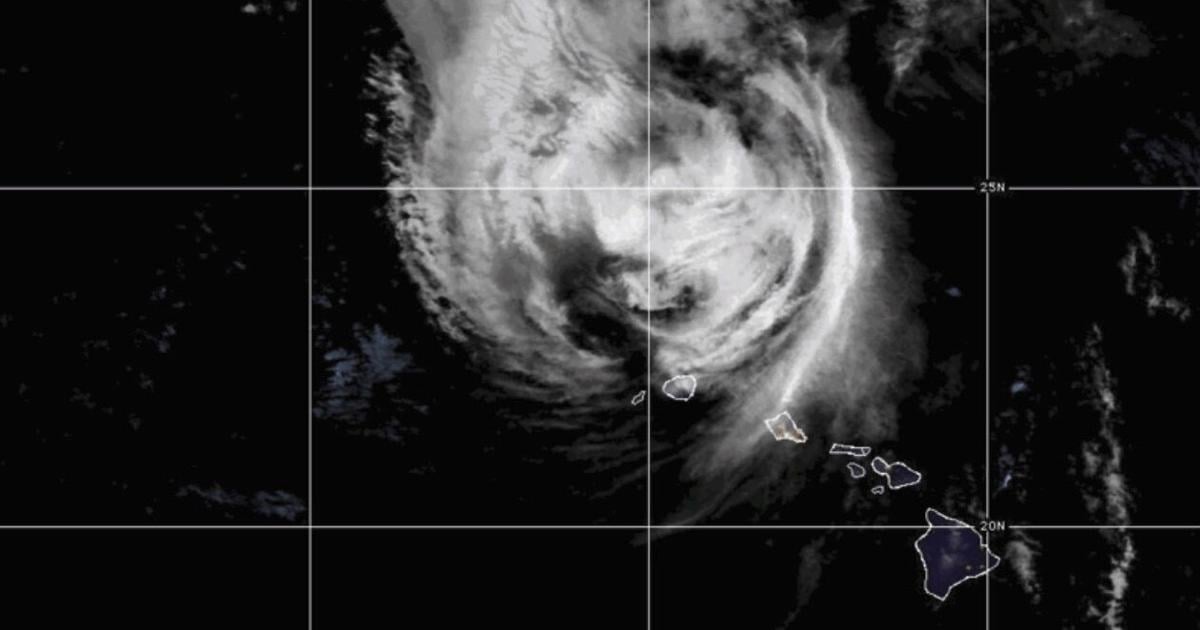 Hawaii's western islands hit by fierce winds and heavy rain from Hurricane Lowell