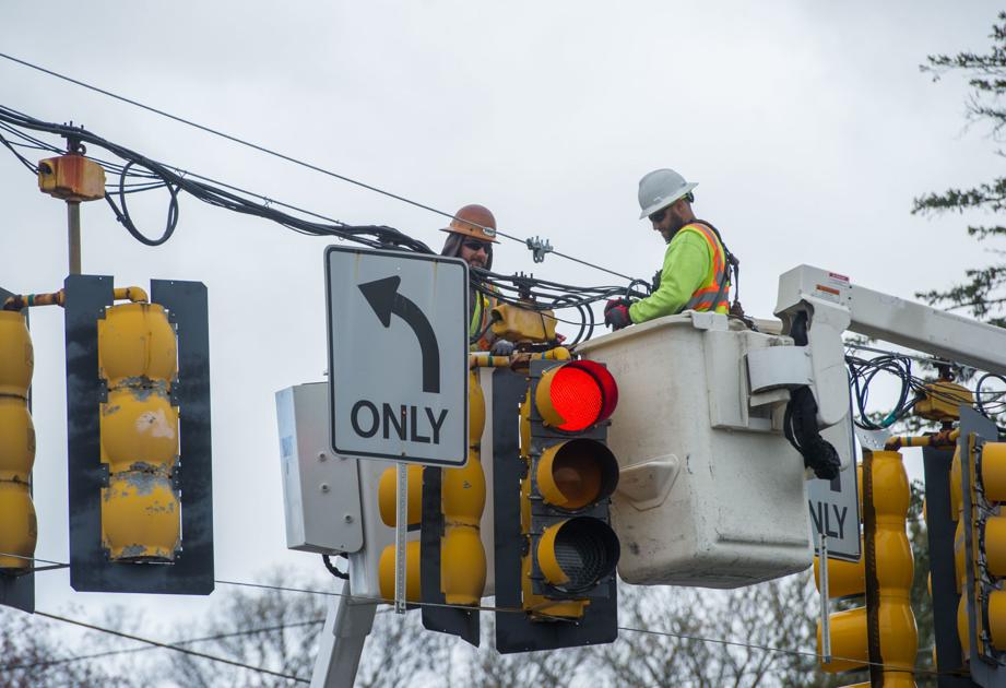 Work to traffic light causes backups on Rt. 114 News