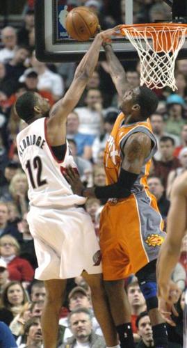 Roy toys with Suns in Blazers' comeback 
