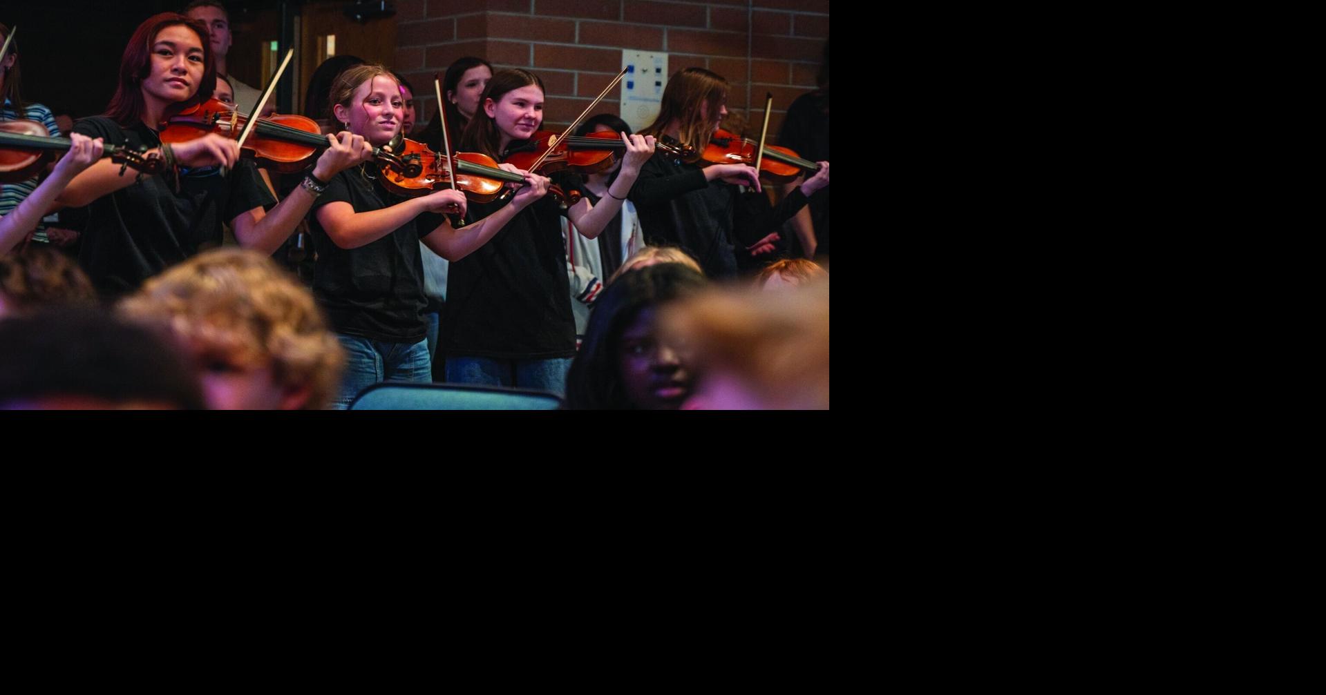 Strolling Strings bring music to seniors | | eastvalleytribune.com