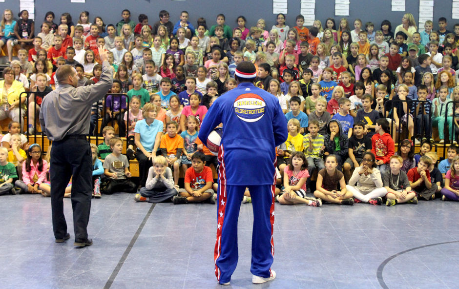 Photos Harlem Globetrotter Anthony "Buckets" Blakes Photos & Video