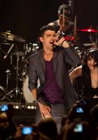 Joe Jonas brings solo 'grown-up' act to Valley venue