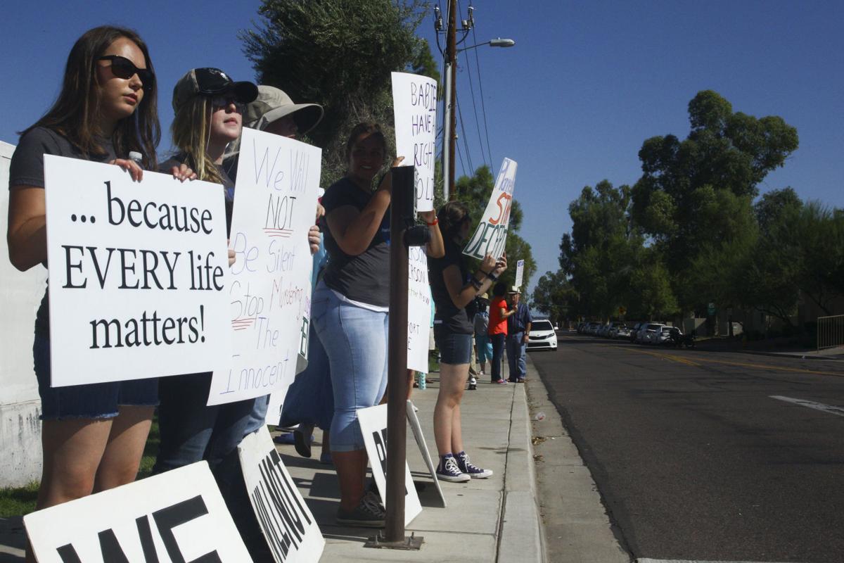 Tempe Crowd Protests Planned Parenthood East Valley Local News Eastvalleytribune Com