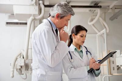 17238662 - radiologists in a discussion