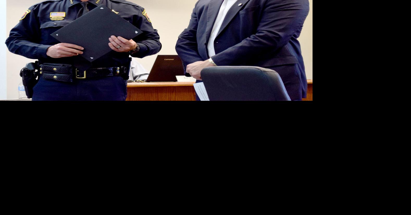 Mayor stands by police chief