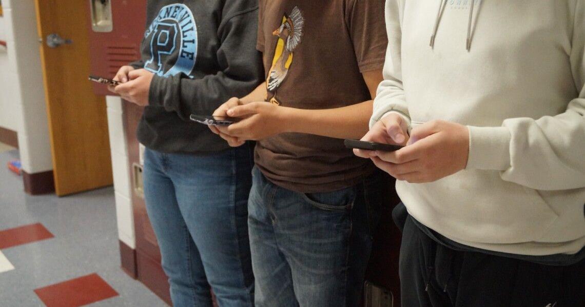 Pritzker signs school cellphone ban to avoid student distractions