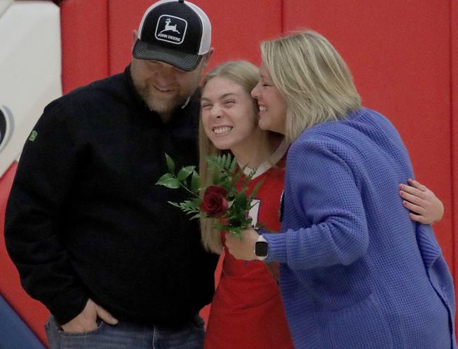 MONDAY PREP ROUNDUP St. Anthony volleyball, Teutopolis girls tennis