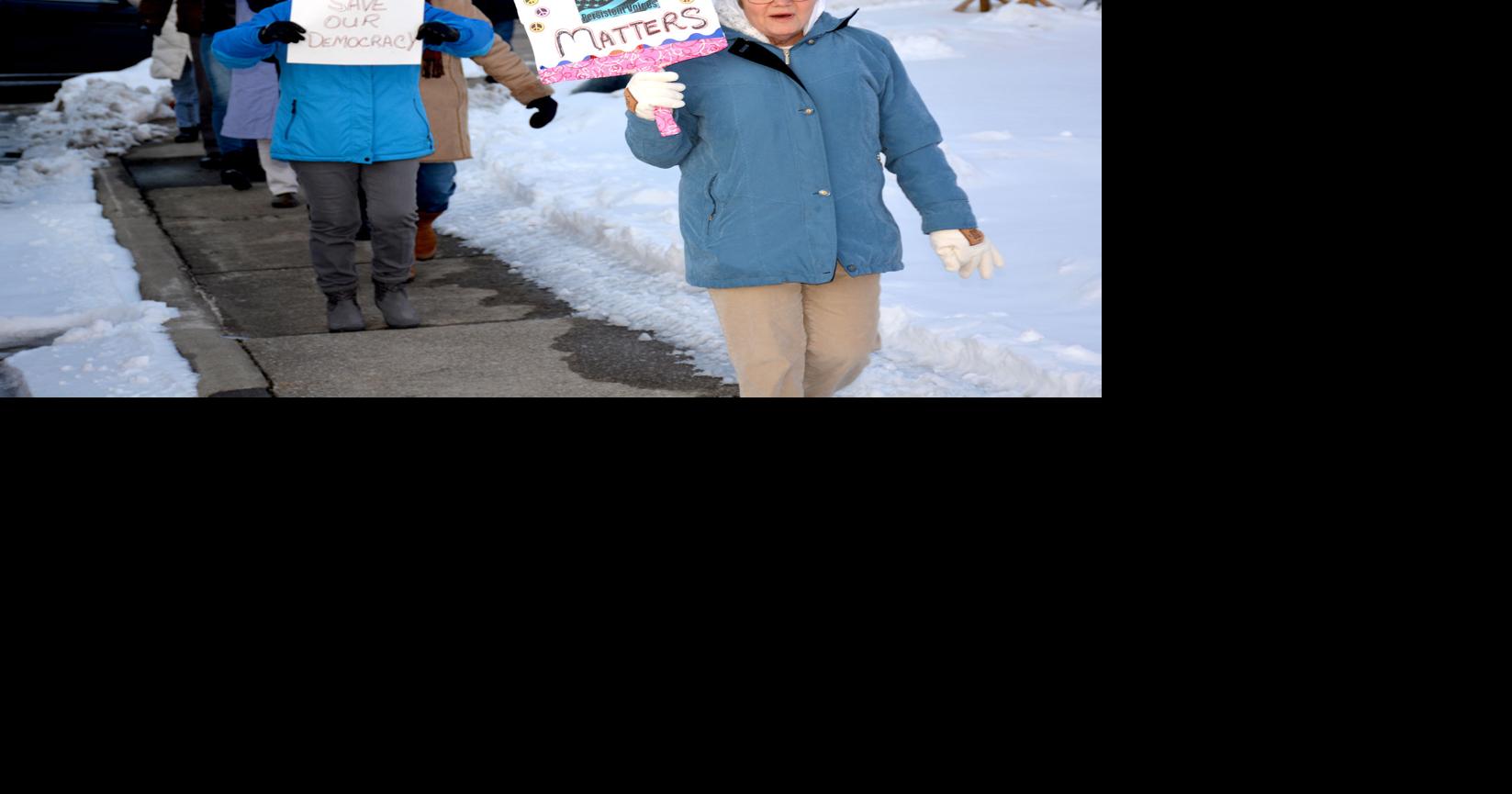 Impeachment vote draws both sides to downtown Effingham Local News