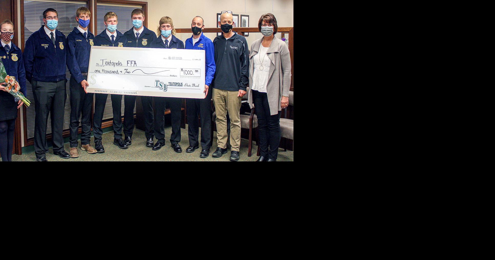 Teutopolis State Bank awards grant to Teutopolis Chapter FFA