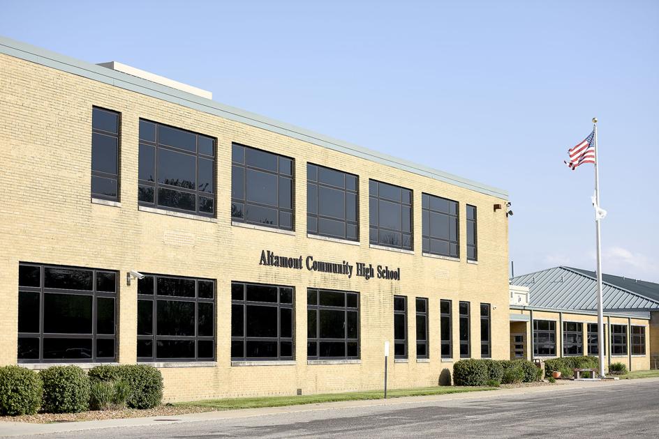 Altamont Unit 10 board of education schedules June 6 graduation IL