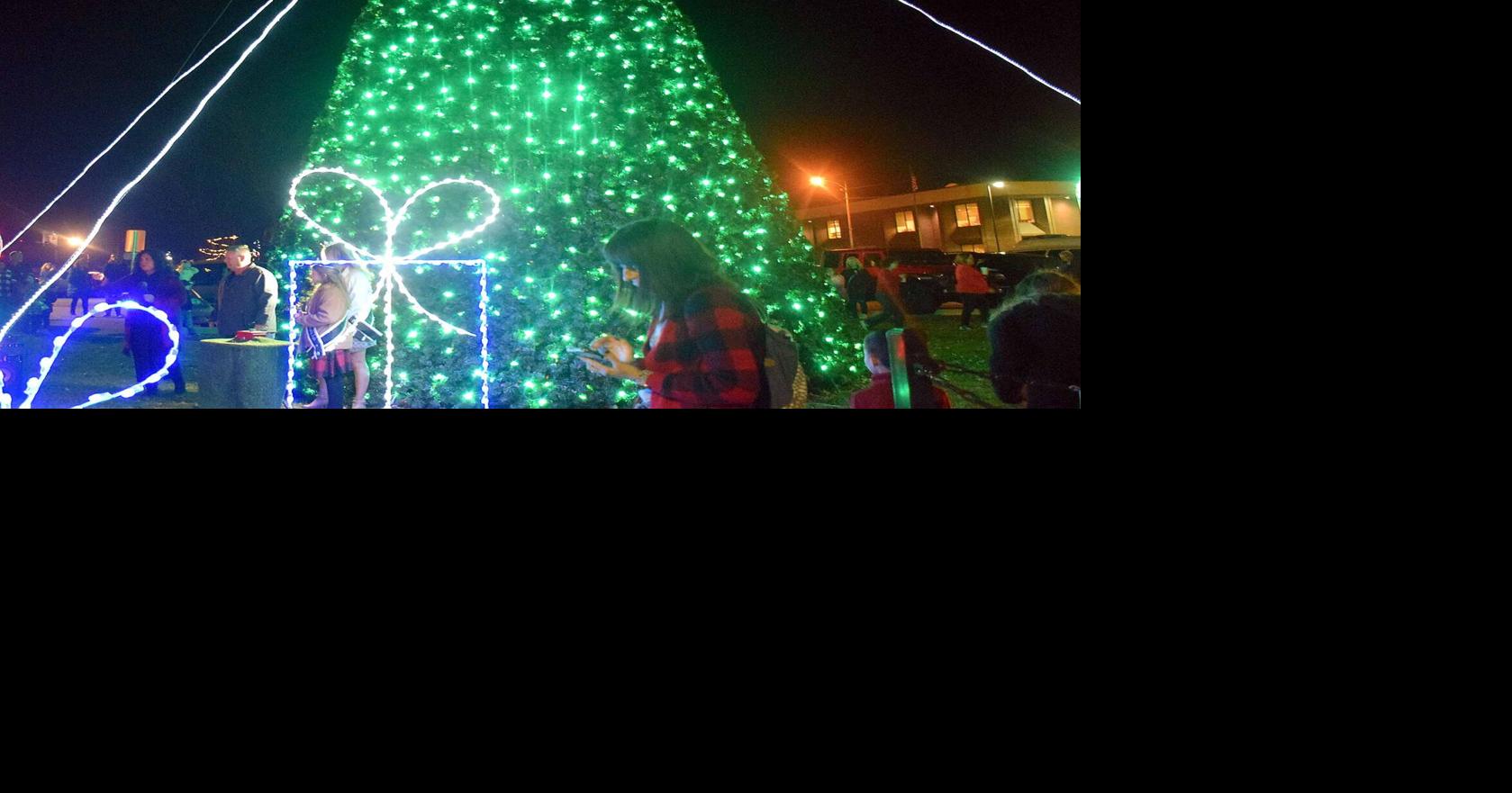 Effingham considers new look to Christmas lights; Postholiday discount