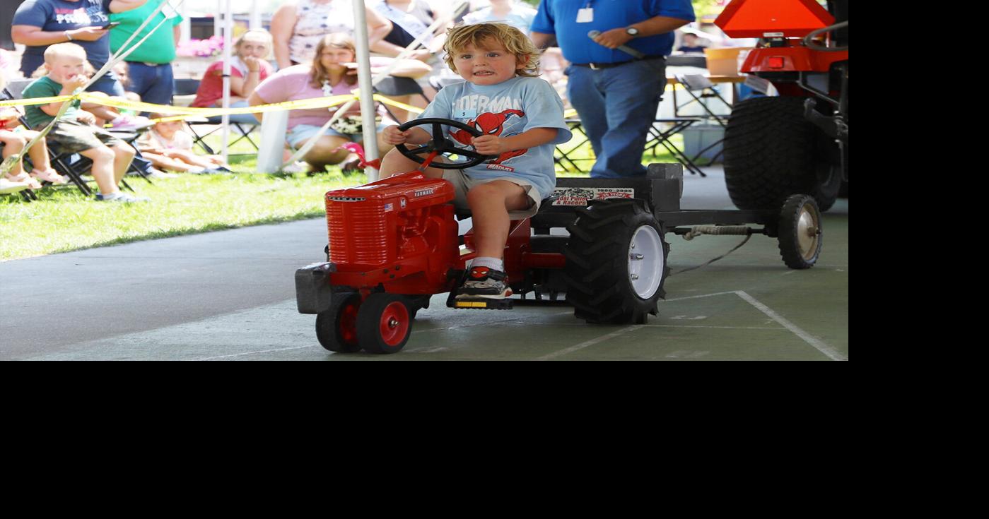 Mini tractor pedalers aim for full-pull at fair1