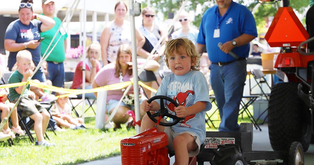 Mini tractor pedalers aim for full-pull at fair1