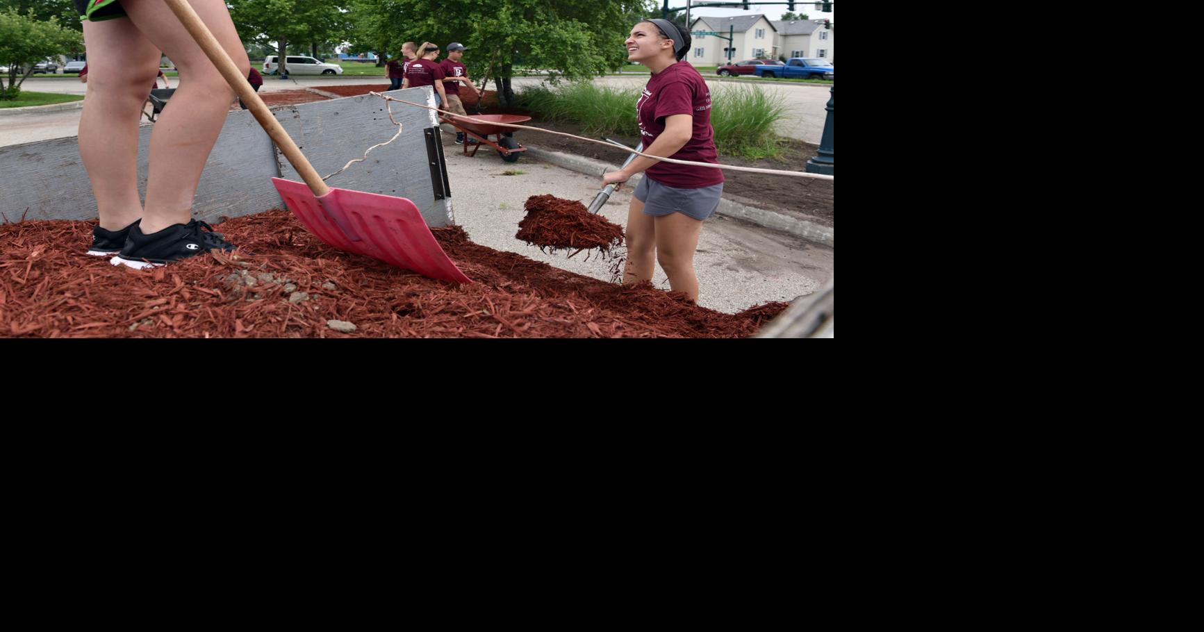 Jimtown freshmen work at Faith Mission during Baugo University Early College Health Class
