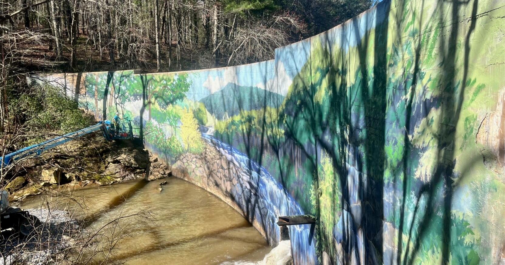 Renowned artist Eva Crawford completes mural at Klondike Dam adjacent to Grassy Creek Vineyard - Vimarsana News