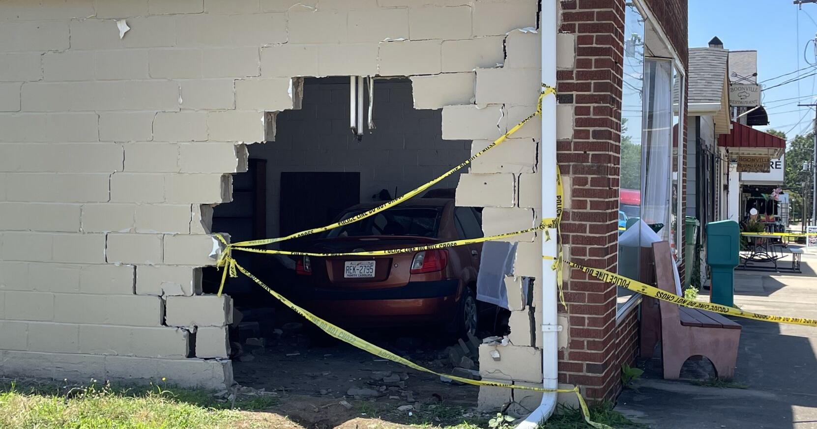 Car crashes into building - Vimarsana News