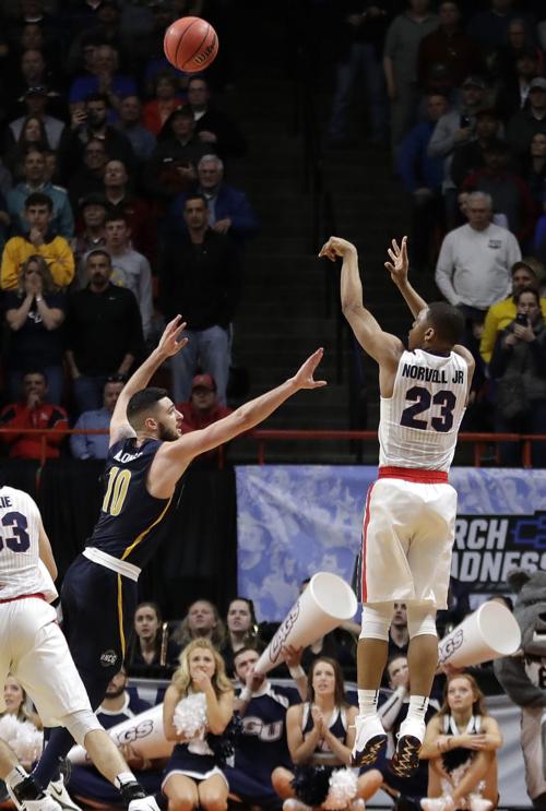 Norvell Jr Makes Key 3 To Help Gonzaga Escape Uncg 68 64 Sports Elkodaily Com