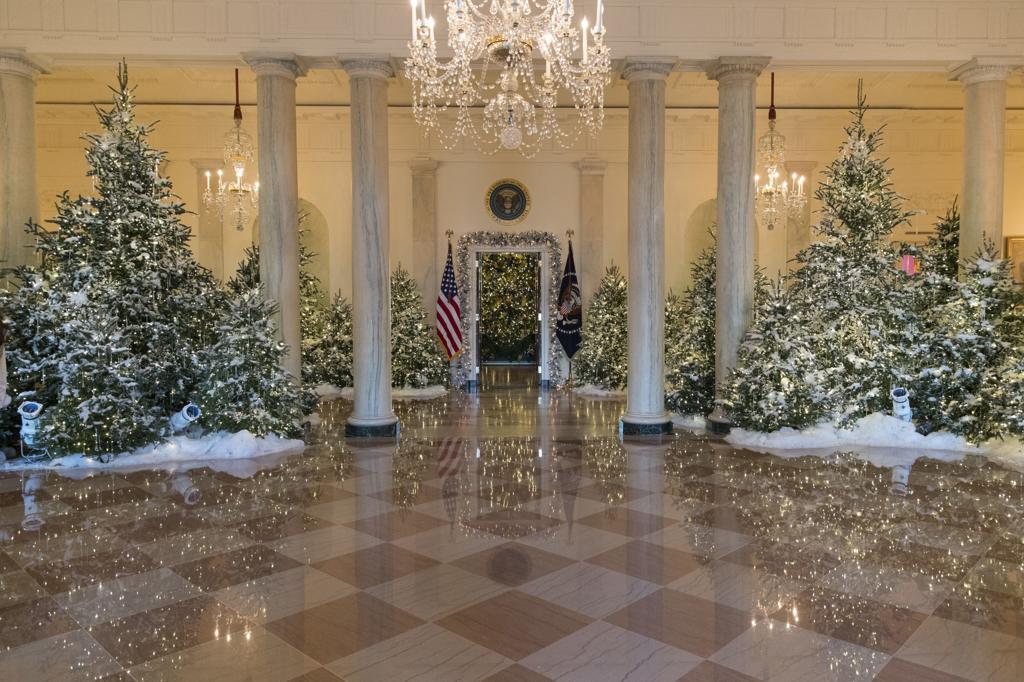 Photos Melania Trump Chooses Classic Christmas Decor For White