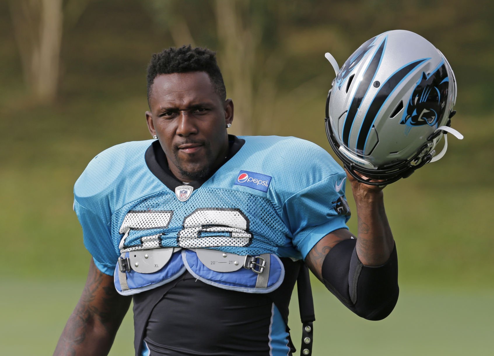 Panthers sign LB Thomas Davis to 1 year contract extension