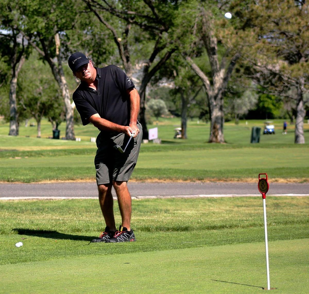 City approves bid for new golf pro