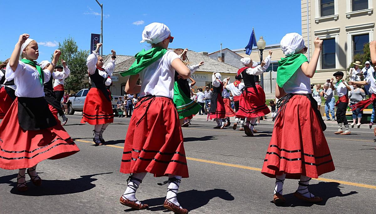 Elko Arinak Dancers perform