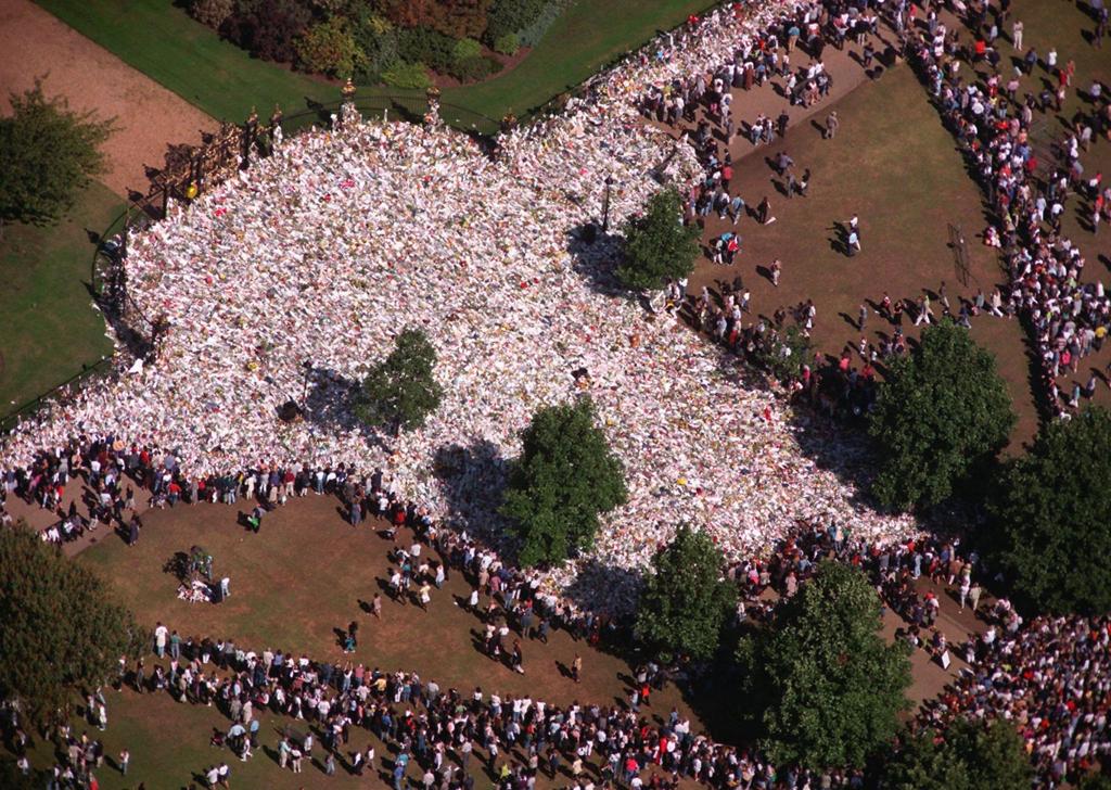 Photos Looking Back At The Funeral And Mourning Of Princess Diana 20 Years Later World Elkodaily Com