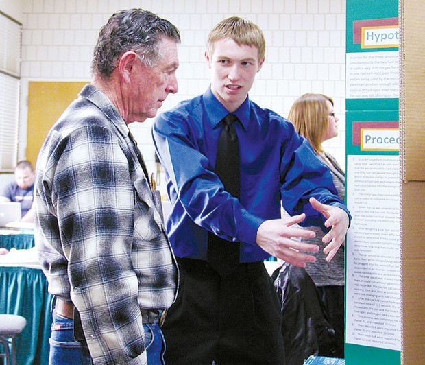 Science Fair — Judges view 400 projects