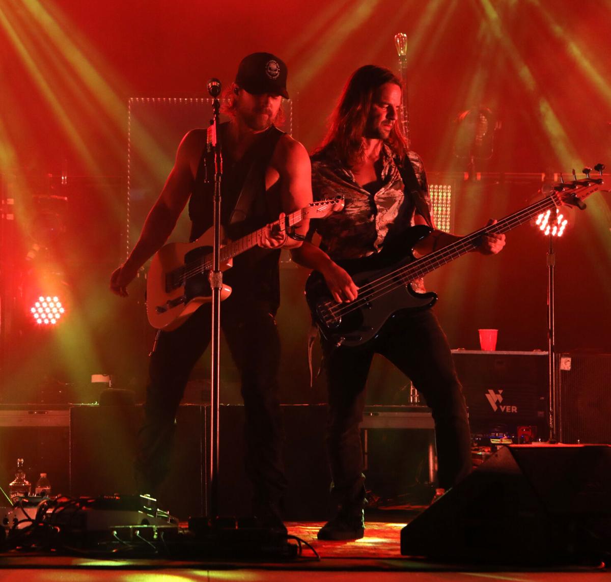 Kip Moore and a guitarist perfor